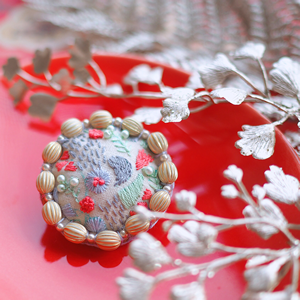 haitmonicaブローチ